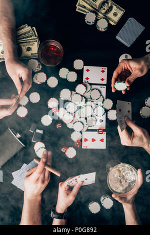 Rauch über Leute Poker spielen von casino Tisch mit Karten und Chips Stockfoto