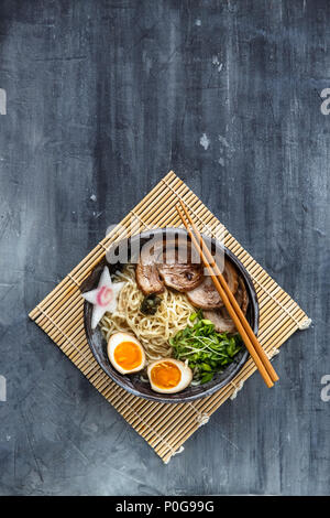 Miso Ramen Schüssel mit chasu, Ei, daikon, Copyspace Stockfoto