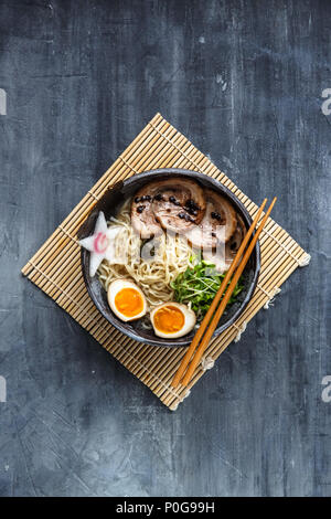 Miso Ramen Schüssel mit chasu, Ei, daikon, Copyspace Stockfoto