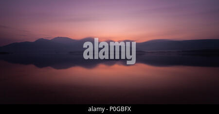 Lange Belichtung Foto von Loch Lomond, den See in Schottland, Großbritannien, Europa auf einem nebelhaften Frühling Morgen im Juni genommen gelegen Stockfoto