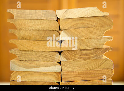 Stapel geschnittenen massivem Teak Holz mit Holz- Hintergrund Stockfoto