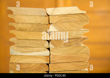 Stapel geschnittenen massivem Teak Holz mit Holz- Hintergrund Stockfoto