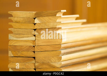 Stapel geschnittenen massivem Teak Holz mit Holz- Hintergrund Stockfoto