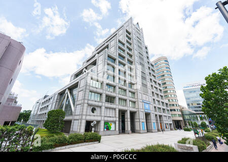 Äußere der Universität der Vereinten Nationen, Shibuya-Ku, Tokio, Japan. Entworfen vom japanischen Architekten Kenzo Tange (1913 - 2005). Stockfoto