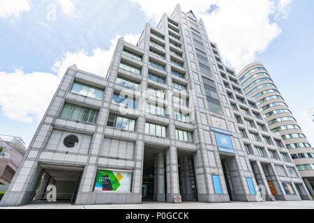 Äußere der Universität der Vereinten Nationen, Shibuya-Ku, Tokio, Japan. Entworfen vom japanischen Architekten Kenzo Tange (1913 - 2005). Stockfoto