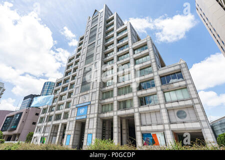 Äußere der Universität der Vereinten Nationen, Shibuya-Ku, Tokio, Japan. Entworfen vom japanischen Architekten Kenzo Tange (1913 - 2005). Stockfoto