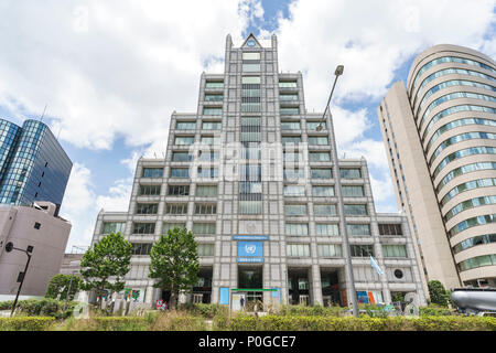 Äußere der Universität der Vereinten Nationen, Shibuya-Ku, Tokio, Japan. Entworfen vom japanischen Architekten Kenzo Tange (1913 - 2005). Stockfoto