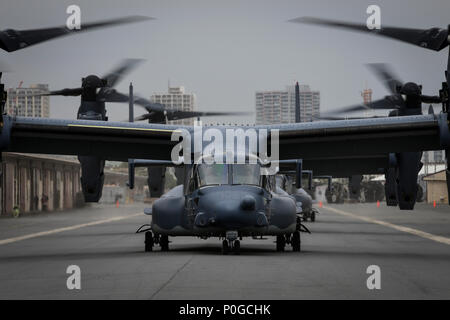 Vier CV-22 Osprey Kipprotor-flugzeug taxi für Start in Yokohama North Station, Japan, April 5, 2018. Rund 100 Piloten und fünf Fischadler zu Yokota Air Base in regionalen Übungen teilzunehmen. (U.S. Air Force Foto von älteren Flieger Joseph aus.) Stockfoto