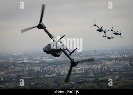 Vier CV-22 Osprey Kipprotor-flugzeug zum 353. Special Operations Group ablösen 1 Fliegen über Tokyo, Japan, April 5, 2018. Etwa 100 Air Commandos und fünf Fischadler zu Yokota Air Base in regionalen Übungen teilzunehmen. (U.S. Air Force Foto von älteren Flieger Joseph aus.) Stockfoto