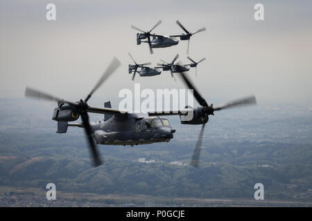 Vier CV-22 Osprey Kipprotor-flugzeug zum 353. Special Operations Group ablösen 1 Fliegen über Tokyo, Japan, April 5, 2018. Etwa 100 Air Commandos und fünf Fischadler zu Yokota Air Base in regionalen Übungen teilzunehmen. (U.S. Air Force Foto von älteren Flieger Joseph aus.) Stockfoto