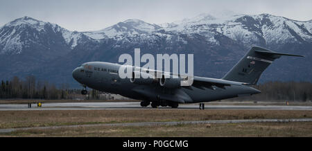 Eine Alaska Air National Guard C-17 Globemaster III der 176 Flügel zugewiesen ist, weg von der gemeinsamen Basis Elmendorf-Richardson, Alaska, 10. Mai 2018. Die C-17 Globemaster III ist die neueste, flexible Cargo Aircraft die Luftbrücke Kraft. Es ist in der Lage, rasche strategische Bereitstellung von Truppen und alle Arten von Fracht zu den wichtigsten Stützpunkte oder direkt an uns Basen im Einsatzgebiet. (U.S. Air Force Foto von älteren Flieger Curt Strand) Stockfoto