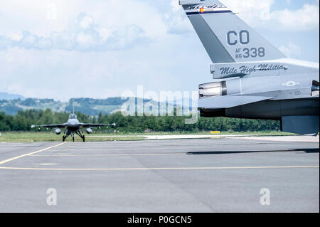 Zwei F-16 Fighting Falcons aus einem Sortie während Adria Streik 2018 zurückzukehren, Cerklje ob Krki Air Base, Slowenien, 6. Juni 2018. Der Colorado Air National Guard, 140 Flügel, Buckley Air Force Base, Colorado, brachte vier F-16 Fighting Falcons und rund 40 Support in Adria Streik 2018 teilzunehmen, eine Slowenische-led JTAC Ausbildung von 22 anderen NATO-Nationen nahmen an Interoperabilität Schulungen und gemeinsame Bereitschaft Fähigkeiten unter den NATO-Verbündeten und Partnern zu führen. (U.S. Air National Guard Foto: Staff Sgt. Michelle Y. Alvarez-Rea) Stockfoto