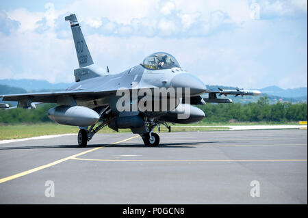 Eine F-16 Fighting Falcon kehrt von einem Ausfall während der Adria Streik 2018, Cerklje ob Krki Air Base, Slowenien, 6. Juni 2018. Der Colorado Air National Guard, 140 Flügel, Buckley Air Force Base, Colorado, brachte vier F-16 Fighting Falcons und rund 40 Support in Adria Streik 2018 teilzunehmen, eine Slowenische-led JTAC Ausbildung von 22 anderen NATO-Nationen nahmen an Interoperabilität Schulungen und gemeinsame Bereitschaft Fähigkeiten unter den NATO-Verbündeten und Partnern zu führen. (U.S. Air National Guard Foto: Staff Sgt. Michelle Y. Alvarez-Rea) Stockfoto