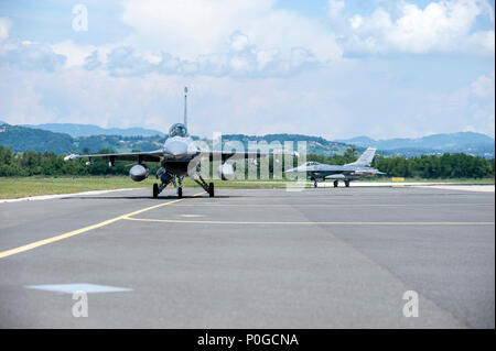 Zwei F-16 Fighting Falcons aus einem Sortie während Adria Streik 2018 zurückzukehren, Cerklje ob Krki Air Base, Slowenien, 6. Juni 2018. Der Colorado Air National Guard, 140 Flügel, Buckley Air Force Base, Colorado, brachte vier F-16 Fighting Falcons und rund 40 Support in Adria Streik 2018 teilzunehmen, eine Slowenische-led JTAC Ausbildung von 22 anderen NATO-Nationen nahmen an Interoperabilität Schulungen und gemeinsame Bereitschaft Fähigkeiten unter den NATO-Verbündeten und Partnern zu führen. (U.S. Air National Guard Foto: Staff Sgt. Michelle Y. Alvarez-Rea) Stockfoto