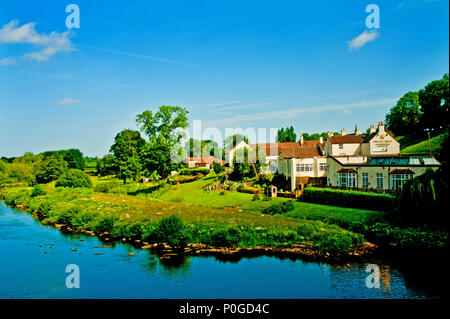 Das George Hotel und Fluss-T-Stücke, Piercebridge, Borough von Darlington, England Stockfoto