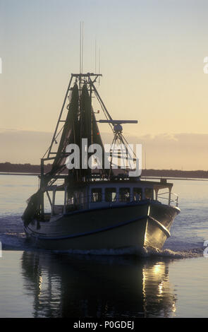 BLICK AM FRÜHEN MORGEN AUF EINEN FISCHTRAWLER, DER AN DIE KÜSTE KOMMT, BALLINA, NEW SOUTH WALES, AUSTRALIEN Stockfoto