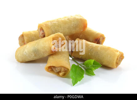 Frühlingsrolle auch bekannt als Frühlingsrolle isoliert auf weiss. Stockfoto