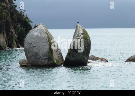 Split Apple Rock im Abel Tasman National Park Stockfoto