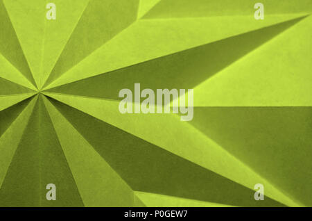 Lime Punch, Pantone 13-0550. gelb grün Hintergrund abstrakte Tapeten. Origami; flache konzentrieren, eckig, Monochromes Papier gefaltet. Stockfoto