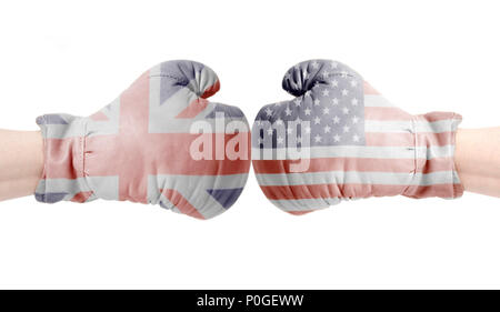 USA und britischen Flaggen auf Boxhandschuhe auf weißem Hintergrund Stockfoto