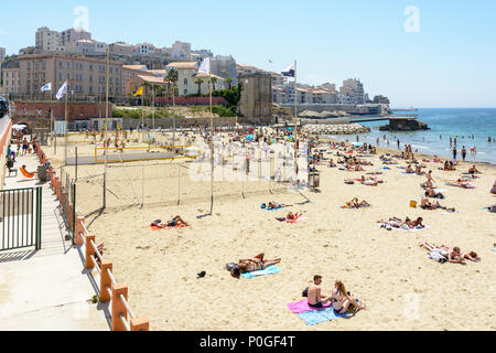 Allgemeine Ansicht der Katalanen Strand durch einen warmen und sonnigen sommerlichen Tag mit Menschen genießen die Küste von Sonnen und Spielen am Strand. Stockfoto