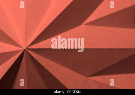 Rosa, blühende Dahlie, Pantone 15-1520, Origami Hintergrundbild abstrakt. Eckig monochrome Grafik Design Element mit negativen Raum. Stockfoto