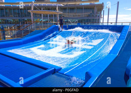 Falmouth, Jamaika - Mai 02, 2018: der Mann, der das Surfen auf dem FlowRider an Bord der Oasis of the Seas von Royal Caribbean Stockfoto