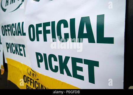 RMT Union offizielle Streikposten Zeichen außerhalb Carlisle Bahnhof Cumbria England Großbritannien Stockfoto