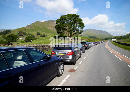 Wanderer und Touristen Autos am Straßenrand auf der A591 Straße geparkt durch den Lake District, Cumbria England Großbritannien Stockfoto