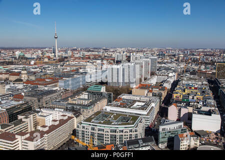 Blick über Berlin-Mitte, im Nordosten, Berliner Dom, Fernsehturm, Wohn- Hochhäuser in der Leipziger Stra§e, Deutschland Stockfoto