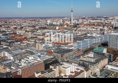 Blick über Berlin-Mitte, im Nordosten, Berliner Dom, Fernsehturm, Wohn- Hochhäuser in der Leipziger Stra§e, Deutschland Stockfoto