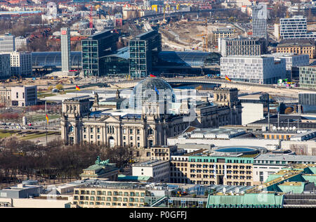 Blick über den Berliner Tiergarten, im Nordwesten, Regierungsviertel, Reichstag, Hauptbahnhof, Deutschland Stockfoto