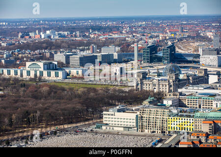 Blick über den Berliner Tiergarten, im Nordwesten, Regierungsviertel, Reichstag, Hauptbahnhof, Deutschland Stockfoto