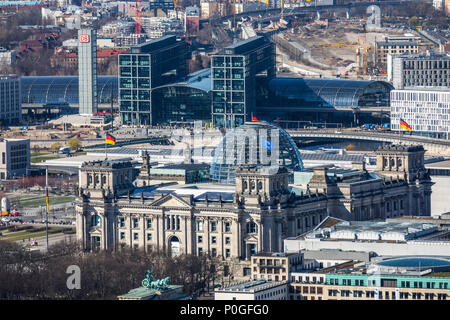 Blick über den Berliner Tiergarten, im Nordwesten, Regierungsviertel, Reichstag, Hauptbahnhof, Deutschland Stockfoto