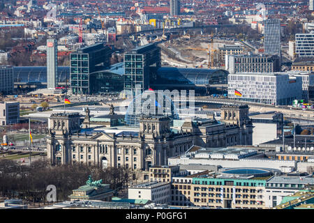 Blick über den Berliner Tiergarten, im Nordwesten, Regierungsviertel, Reichstag, Hauptbahnhof, Deutschland Stockfoto