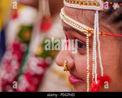 Mumbai, Indien - 24. Februar 2018: Die Nahaufnahme der indischen Maharashtrian Braut mit Tradition mundavalya, eine dekorative Zeichenfolgen von Perlen Stockfoto