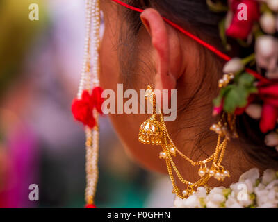 Die Nahaufnahme der indischen Maharashtrian Braut mit wunderschönen Ohrringe Stockfoto