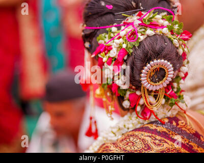 Die Nahaufnahme der indischen Maharashtrian Braut mit schönem Haar Stil dekoriert mit Blumen Stockfoto