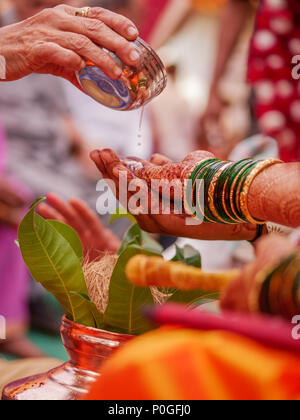 Die Nahaufnahme der indischen Maharashtrian traditionelle Hochzeit Rituale Stockfoto