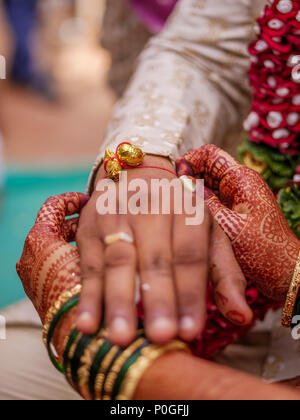 Die Nahaufnahme von kankan oder halkund mit Gewinde am Handgelenk der Braut/Bräutigam Vollführung ritueller in maharashtrian Hochzeit Stockfoto