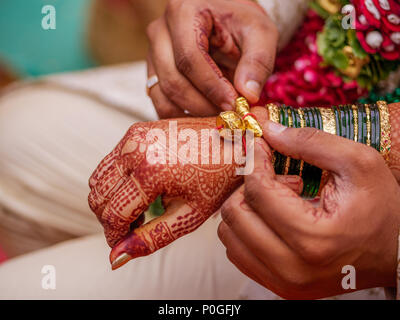 Die Nahaufnahme von kankan oder halkund mit Gewinde am Handgelenk der Braut/Bräutigam Vollführung ritueller in maharashtrian Hochzeit Stockfoto