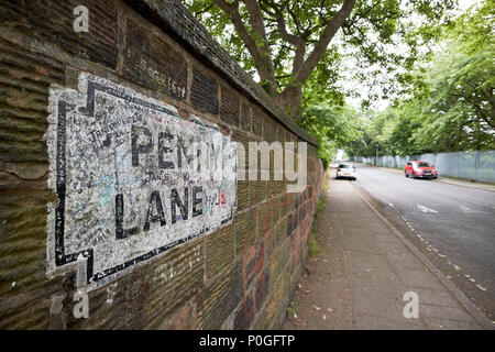 Penny Lane Zeichen, berühmt durch die Beatles Song in Graffiti in Liverpool, England, UK abgedeckt Stockfoto