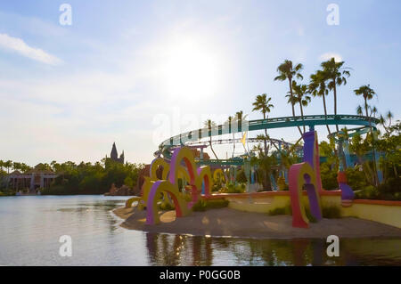 Orlando, Florida, USA - 10. Mai, 2018: Der hoch in den Himmel Seuss Trolley mit dem Zug. Insel der Abenteuer. Stockfoto