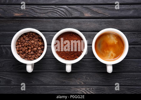 Drei Phasen der Kaffee - Bohnen, gemahlenen Kaffee und geschweißte Kaffee Stockfoto