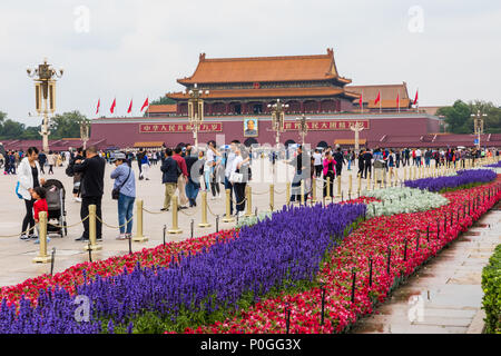 Peking, China - 20. MAI 2018: Tiananmen Square und der Eingang zur Verbotenen Stadt. Platz des Himmlischen Friedens mit Touristen. Stockfoto
