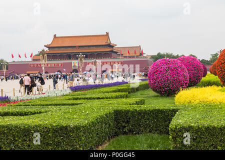 Peking, China - 20. MAI 2018: Tiananmen Square und der Eingang zur Verbotenen Stadt. Platz des Himmlischen Friedens mit Touristen. Stockfoto