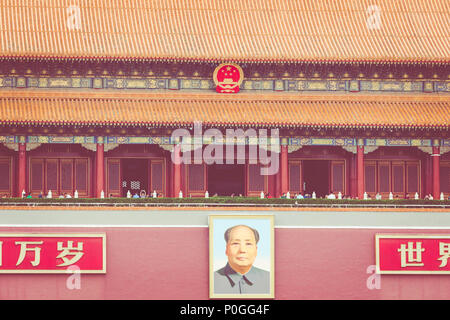 Peking, China - 20. MAI 2018: Tiananmen Square und der Eingang zur Verbotenen Stadt. Platz des Himmlischen Friedens mit Touristen. Stockfoto