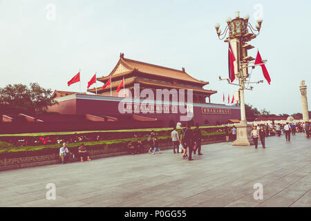 Peking, China - 20. MAI 2018: Tiananmen Square und der Eingang zur Verbotenen Stadt. Platz des Himmlischen Friedens mit Touristen. Stockfoto