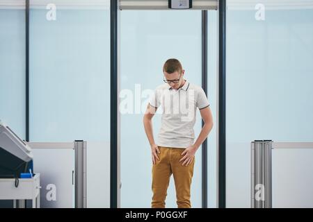 Flughafen Sicherheit prüfen. Junger Mann (Reisenden) im Tor des Metalldetektors. Stockfoto