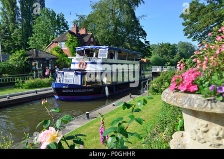 Sommer Pflanzen an der Sonning Lock mit dem mapledurham Dame durch blühende. Sonnig-on-Thames, Berkshire, England, Großbritannien Stockfoto